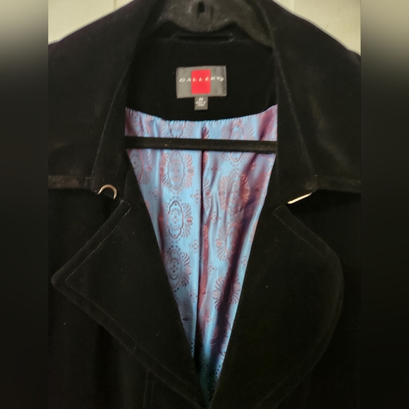 HOLIDAY MUST HAVE! Velvet Jacket-size Medium - Picture 7 of 14